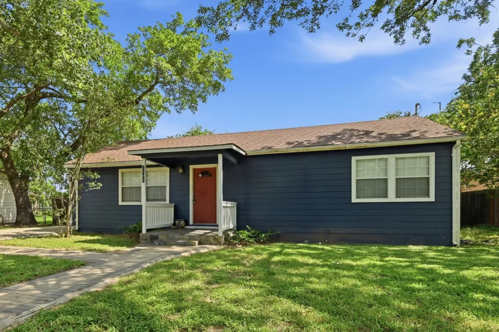1127 Parr Street Luling, TX 78648