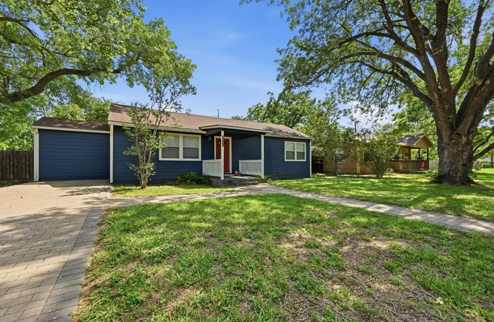 1127 Parr Street Luling, TX 78648
