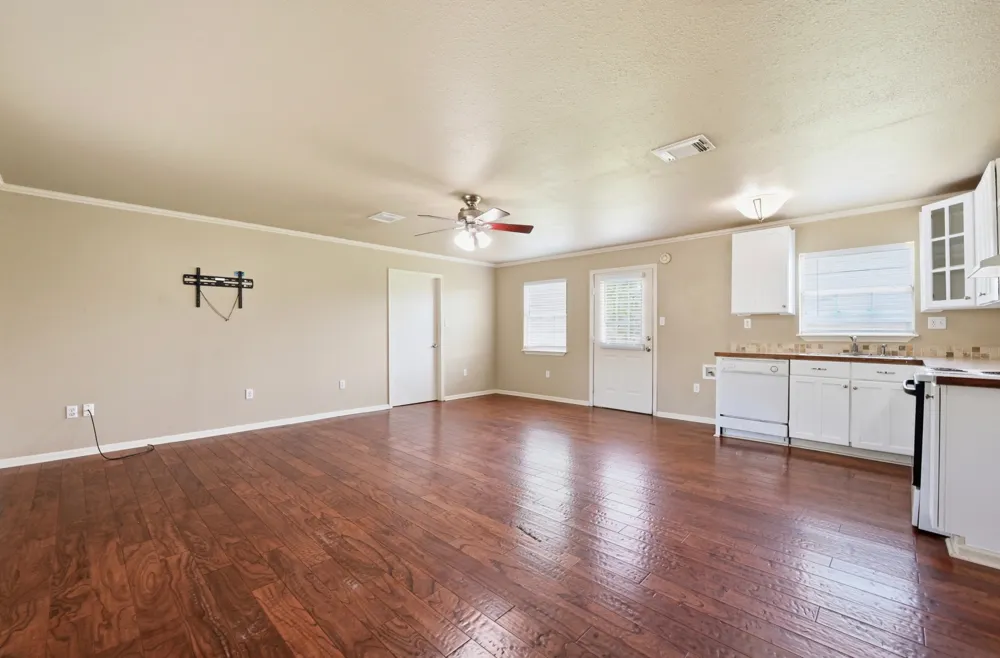 1127 Parr Street Luling, TX 78648