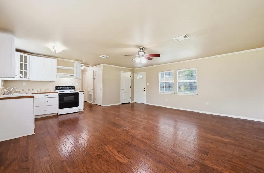 1127 Parr Street Luling, TX 78648