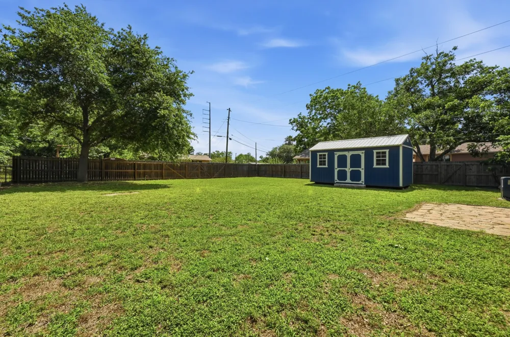 1127 Parr Street Luling, TX 78648