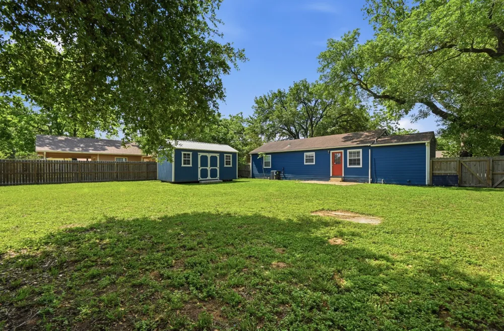 1127 Parr Street Luling, TX 78648