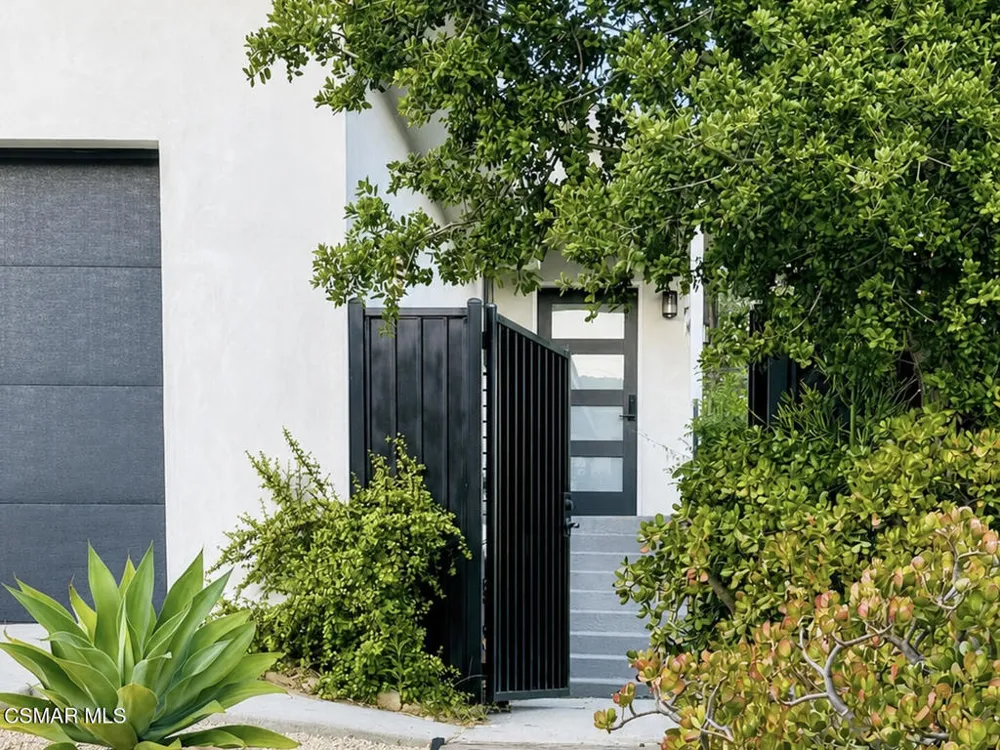 9218 Slater Terrace Chatsworth, CA 91311