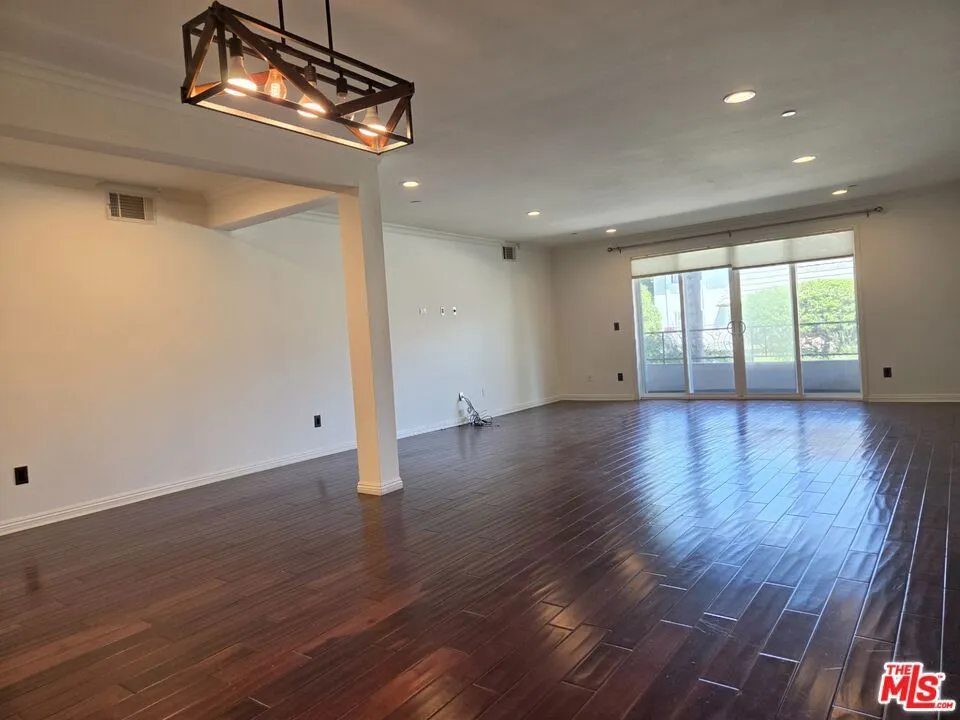 4533 Vista Del Monte Avenue #101 Los Angeles, CA 91403