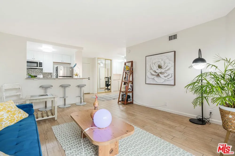 8740 Tuscany Avenue #207 Playa del Rey, CA 90293