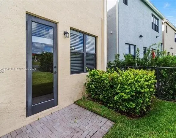 965 NE 193rd Ter Miami, FL 33179
