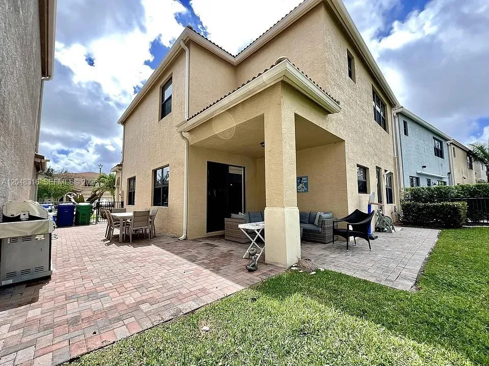 965 NE 193rd Ter Miami, FL 33179