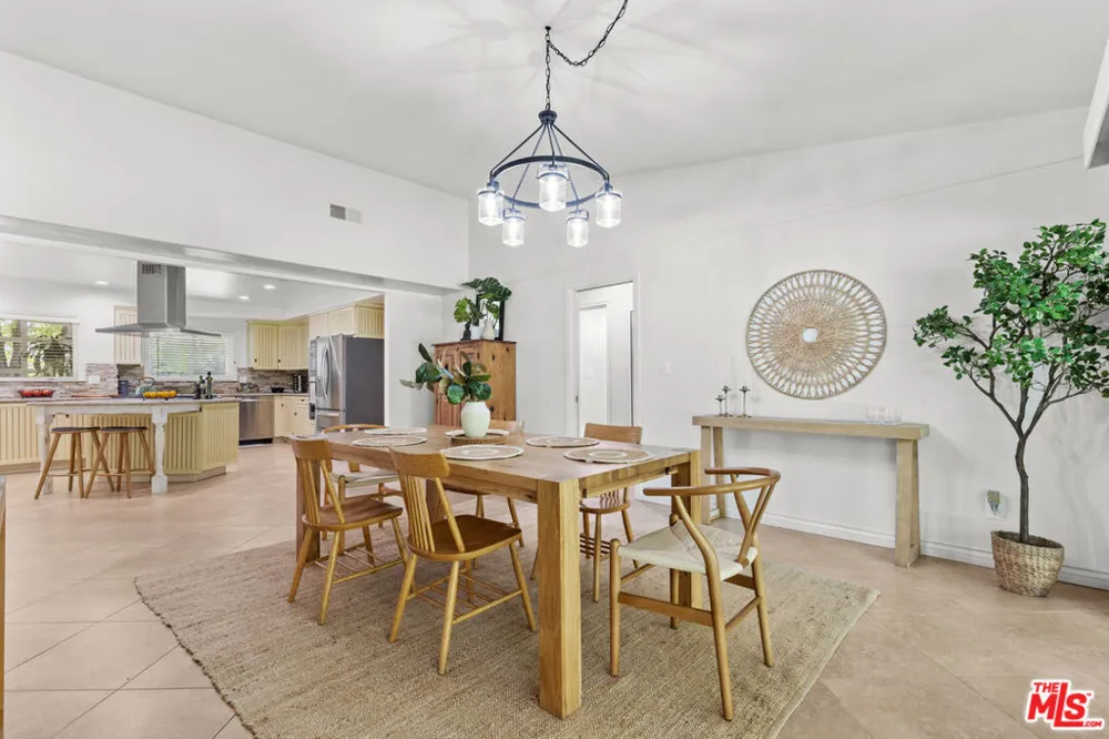 4479 Azalia Drive Tarzana, CA 91356
