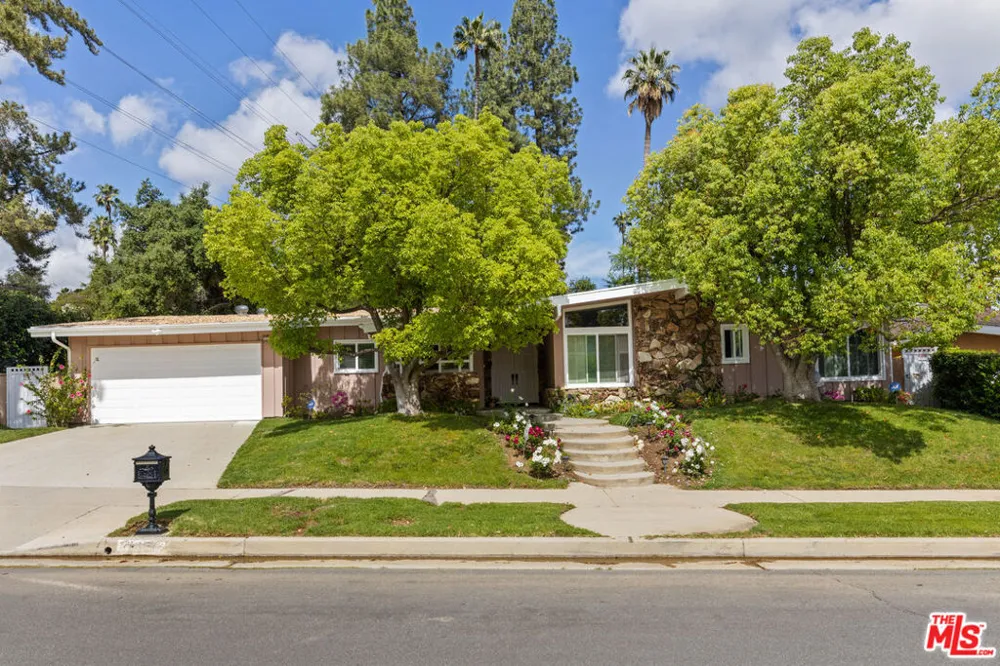 4479 Azalia Drive Tarzana, CA 91356