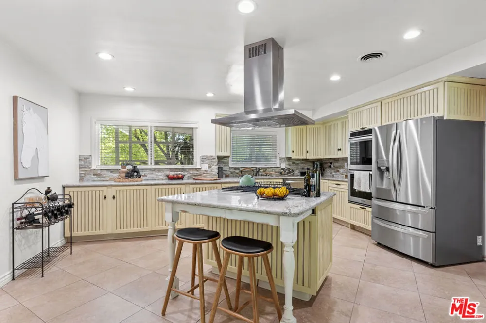 4479 Azalia Drive Tarzana, CA 91356