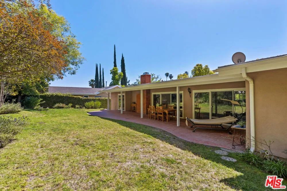 4479 Azalia Drive Tarzana, CA 91356