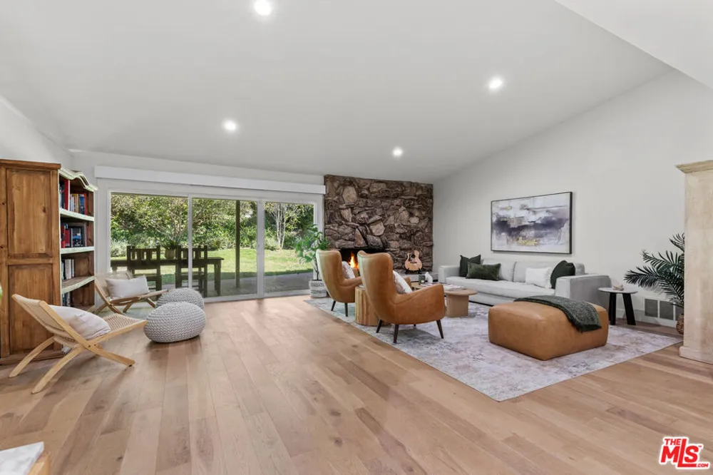 4479 Azalia Drive Tarzana, CA 91356