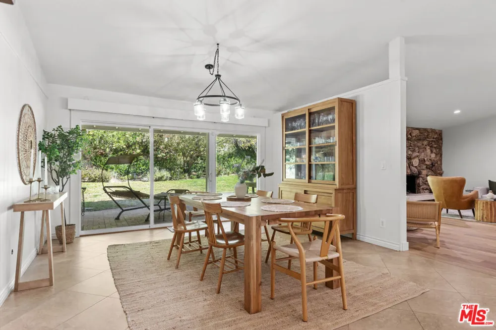4479 Azalia Drive Tarzana, CA 91356