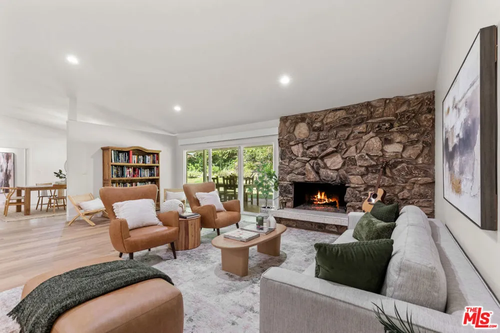 4479 Azalia Drive Tarzana, CA 91356