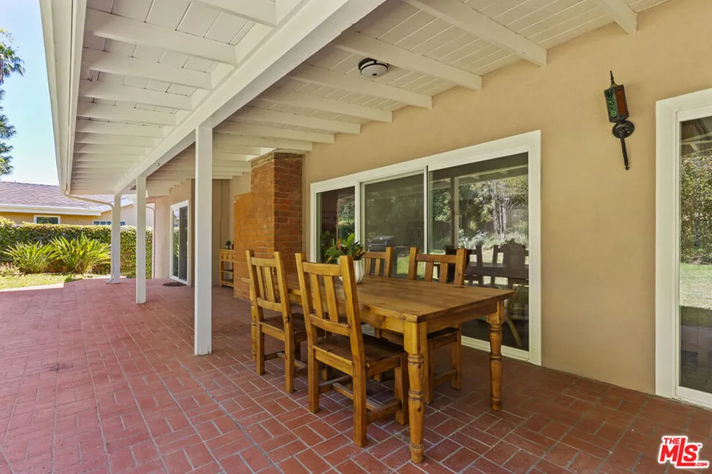 4479 Azalia Drive Tarzana, CA 91356