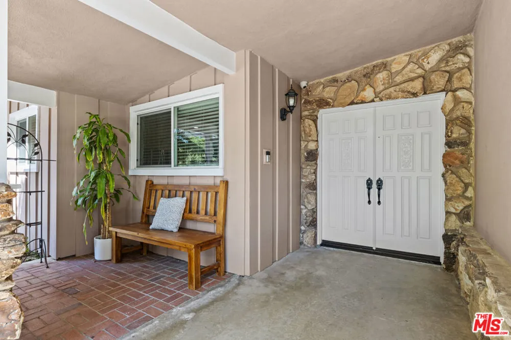 4479 Azalia Drive Tarzana, CA 91356