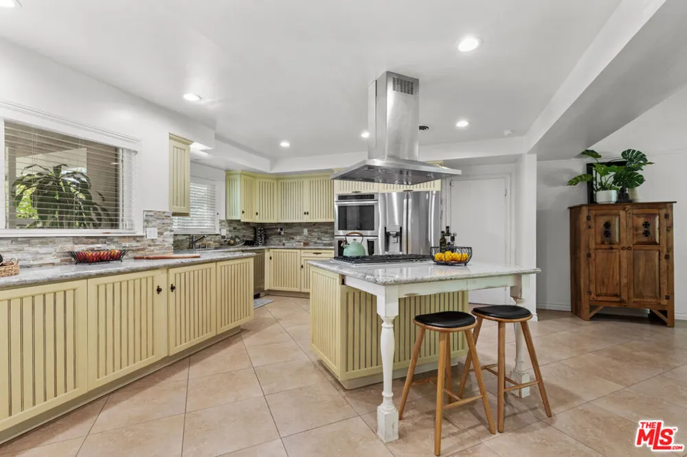 4479 Azalia Drive Tarzana, CA 91356