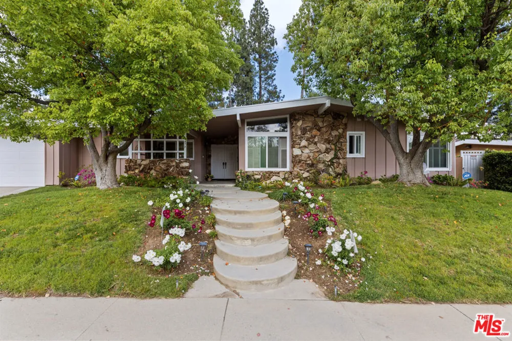 4479 Azalia Drive Tarzana, CA 91356