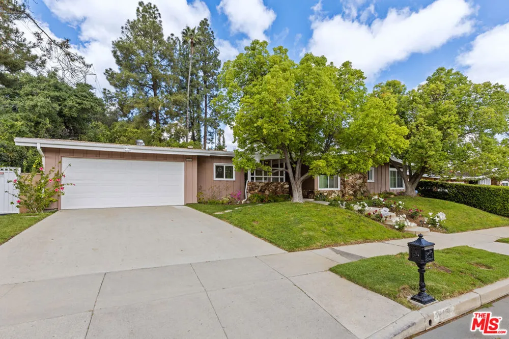4479 Azalia Drive Tarzana, CA 91356