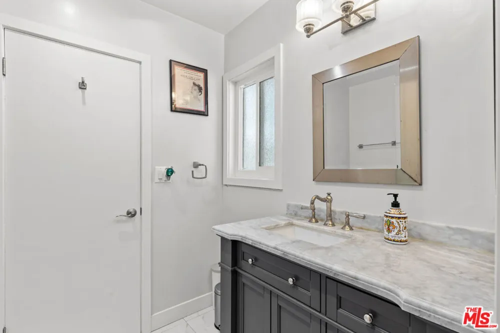 4479 Azalia Drive Tarzana, CA 91356