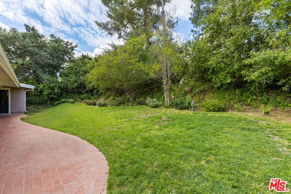 4479 Azalia Drive Tarzana, CA 91356