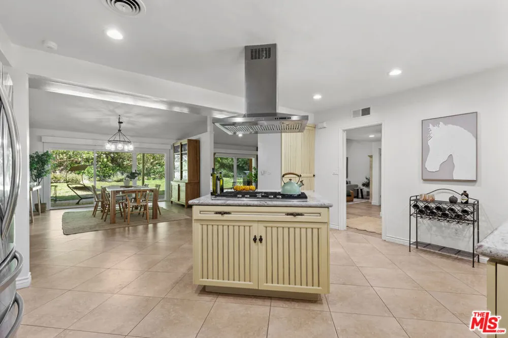 4479 Azalia Drive Tarzana, CA 91356