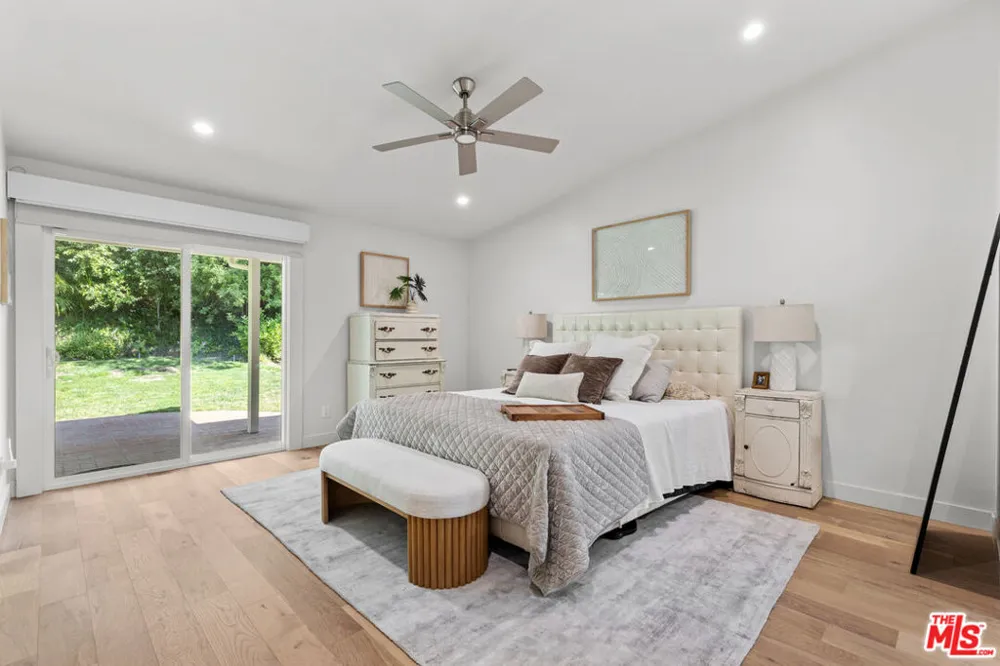 4479 Azalia Drive Tarzana, CA 91356