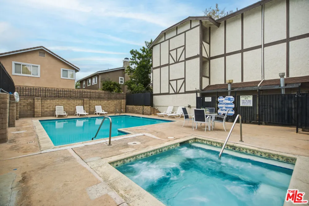 21811 Saticoy Street #23 Los Angeles, CA 91304