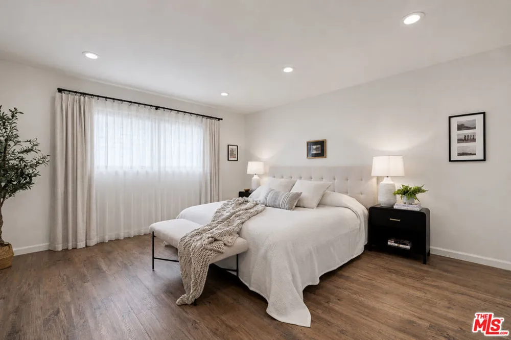 21811 Saticoy Street #23 Los Angeles, CA 91304