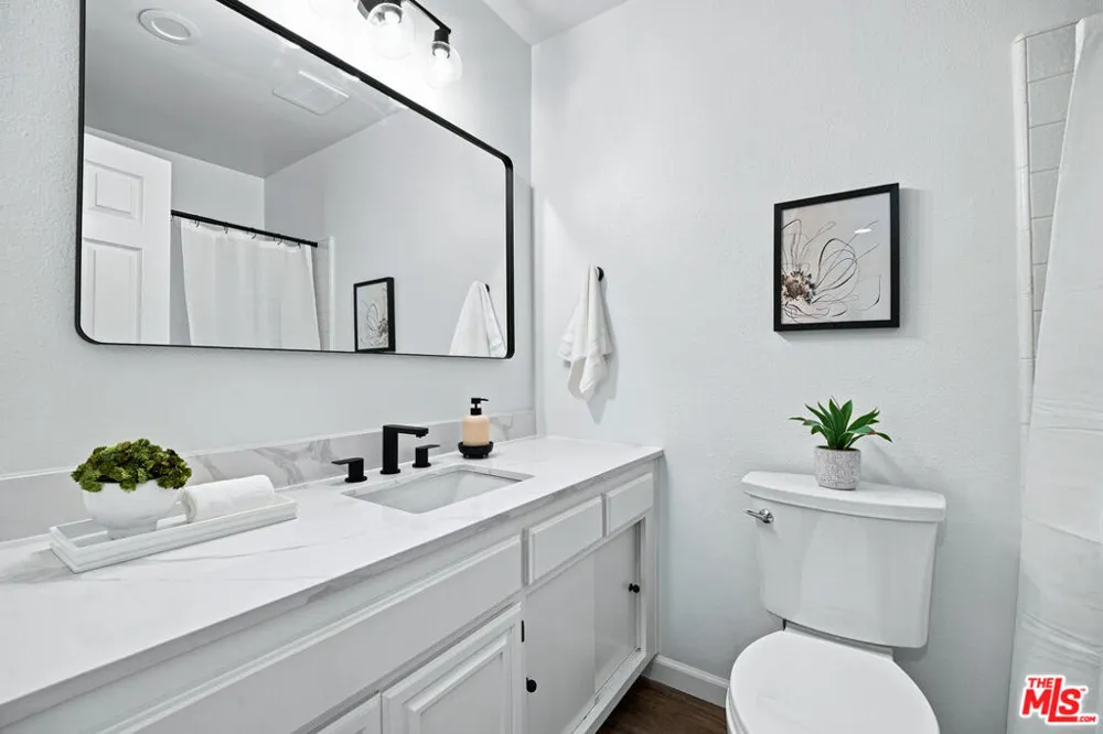21811 Saticoy Street #23 Los Angeles, CA 91304