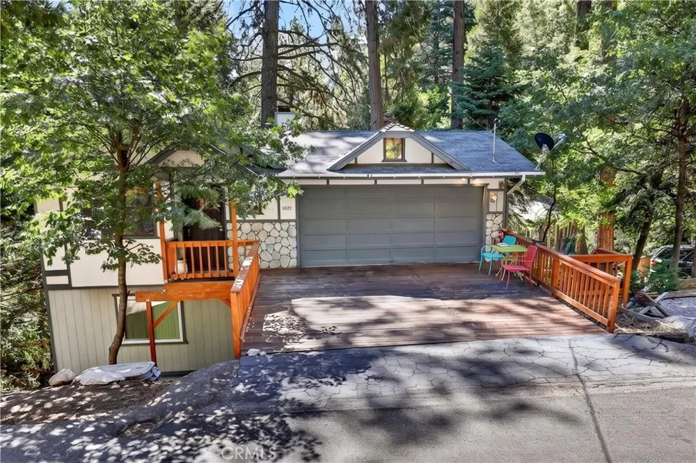 1039 Lausanne Crestline, CA 92325
