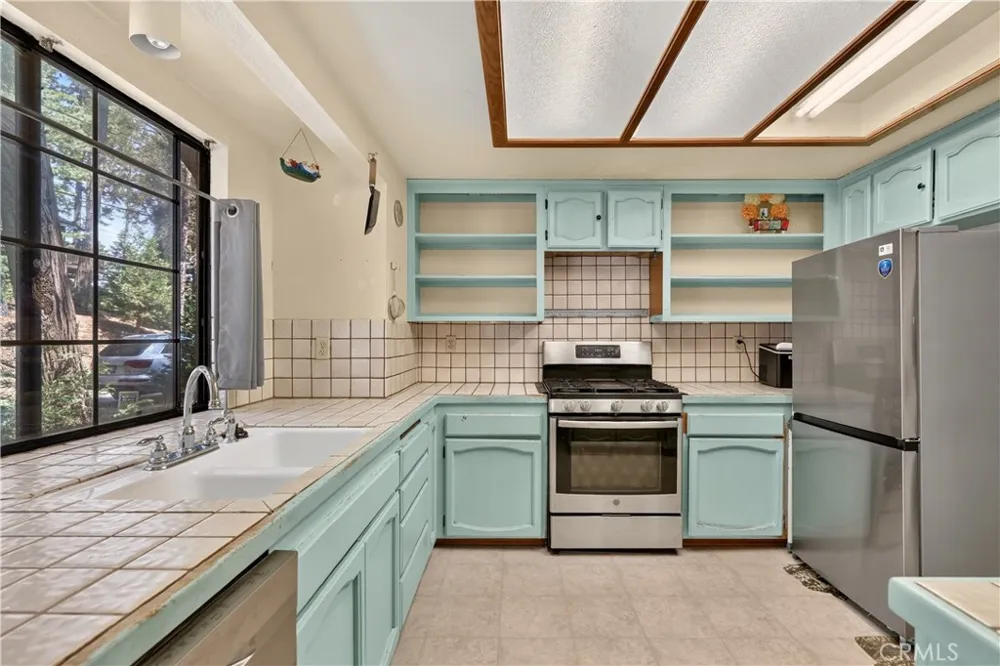 1039 Lausanne Crestline, CA 92325