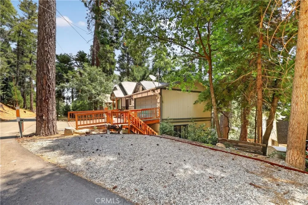 1039 Lausanne Crestline, CA 92325