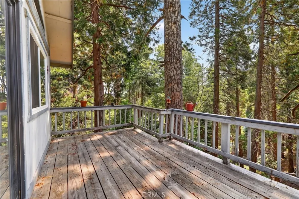 1039 Lausanne Crestline, CA 92325