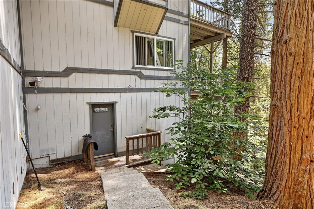 1039 Lausanne Crestline, CA 92325