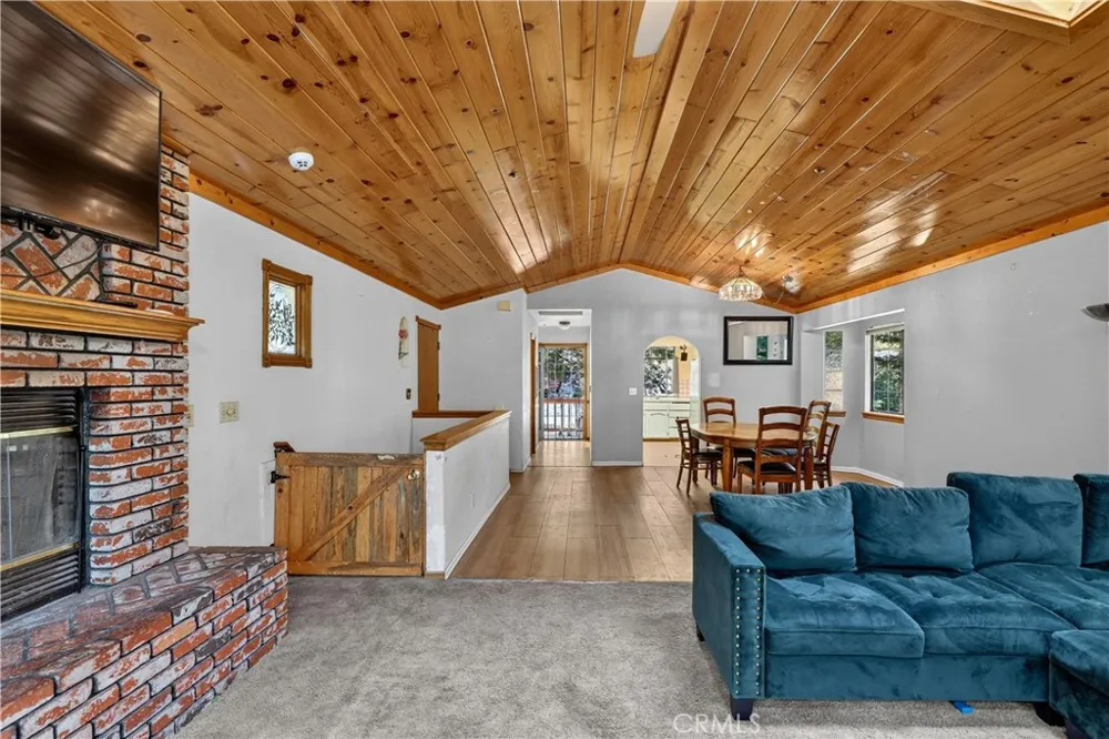 1039 Lausanne Crestline, CA 92325