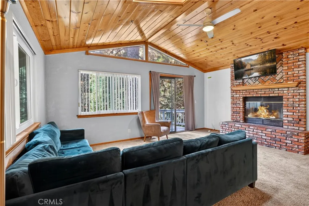 1039 Lausanne Crestline, CA 92325