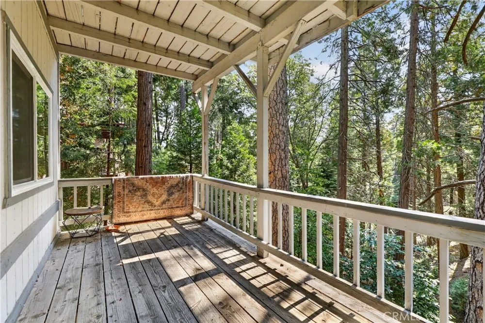 1039 Lausanne Crestline, CA 92325
