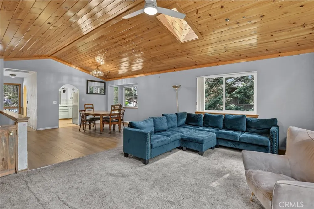 1039 Lausanne Crestline, CA 92325