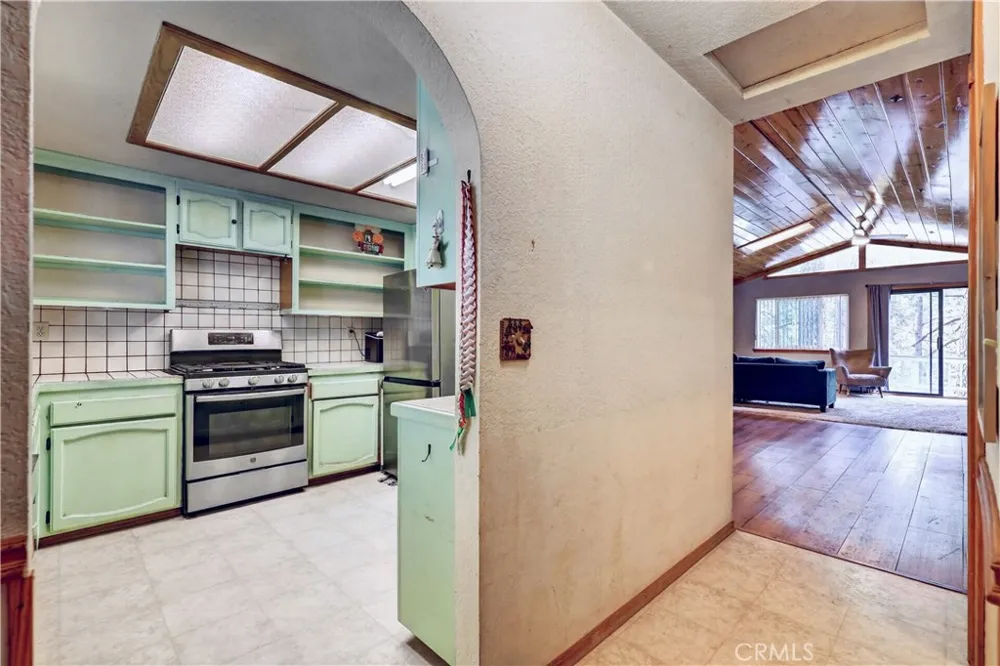 1039 Lausanne Crestline, CA 92325