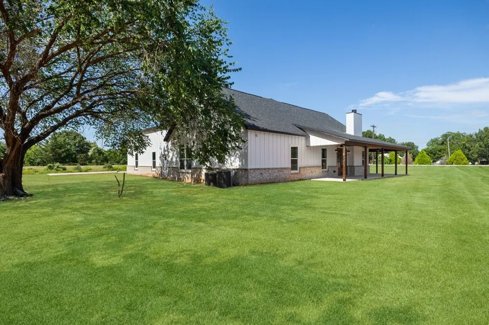 181 County Road 4757 Rhome, TX 76078