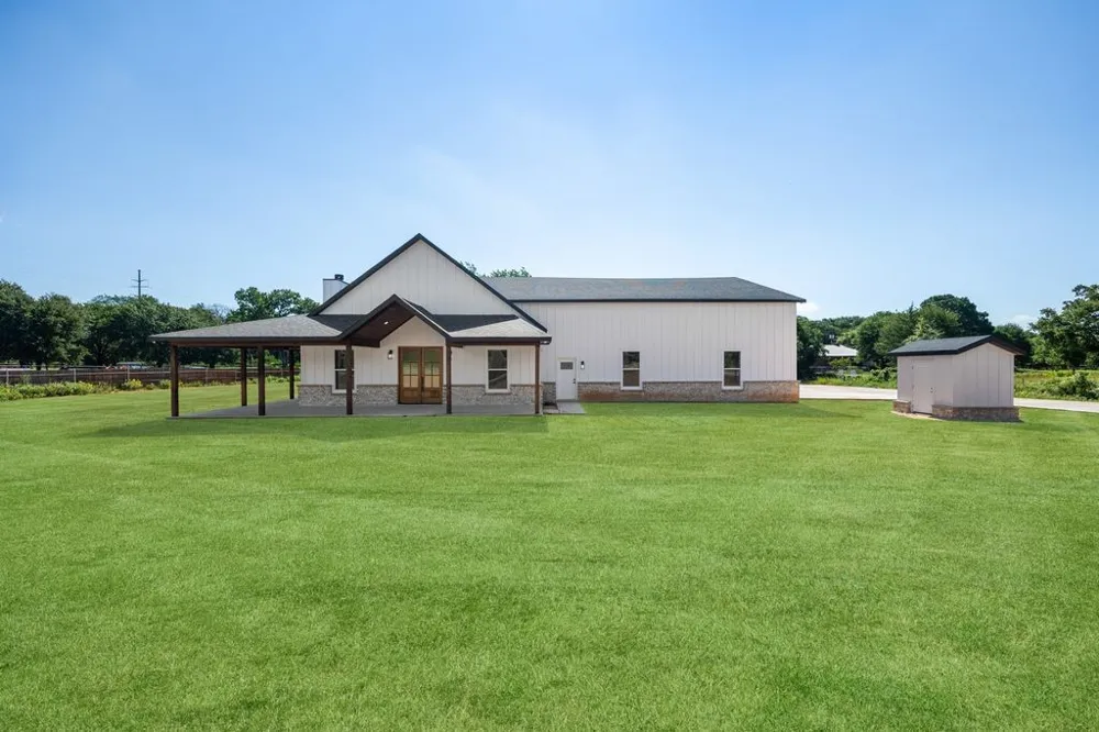 181 County Road 4757 Rhome, TX 76078
