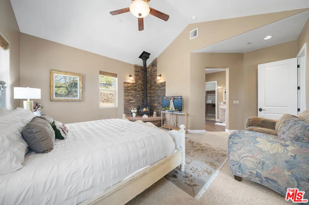 18087 Newview Drive Lake Hughes, CA 93532