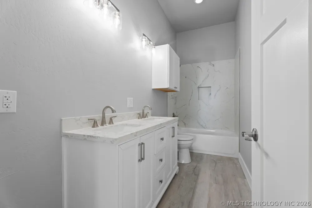 1664 Pin Oak Street Grove, OK 74344