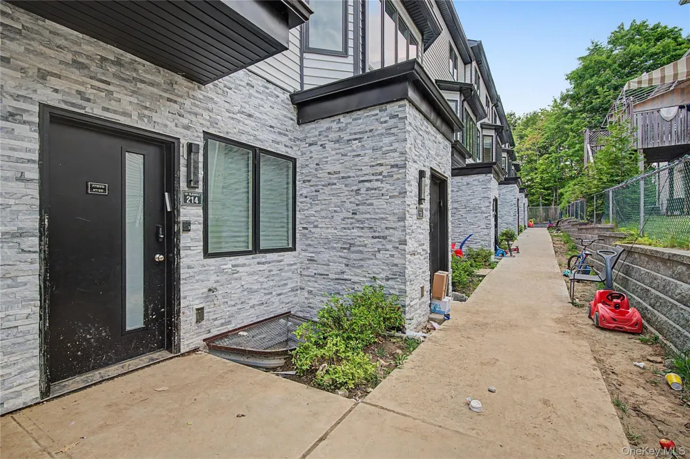 151 Blauvelt #214 Monsey, NY 10952