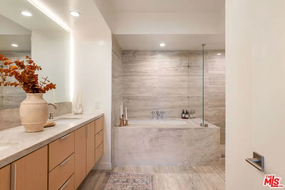 13600 Marina Pointe Drive #604 Marina del Rey, CA 90292