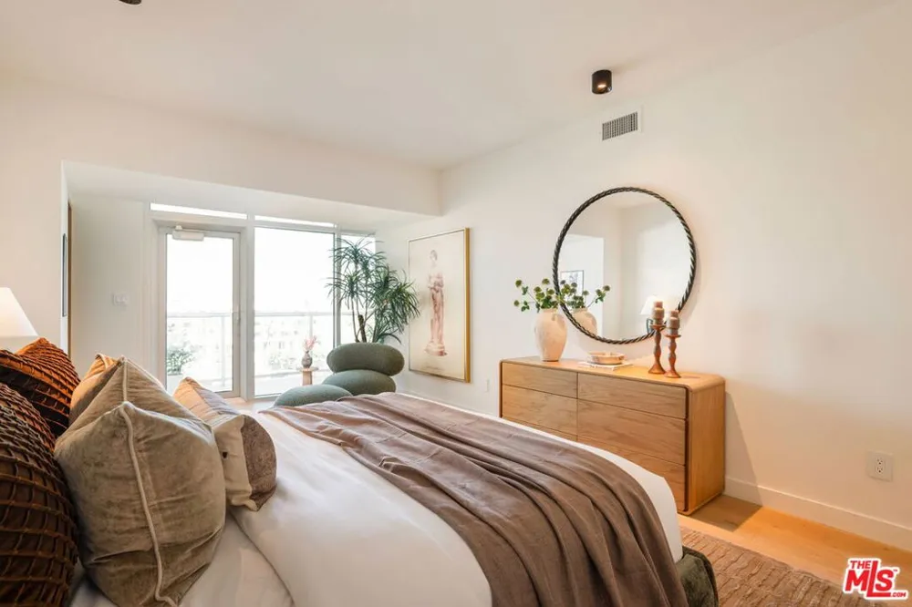 13600 Marina Pointe Drive #604 Marina del Rey, CA 90292