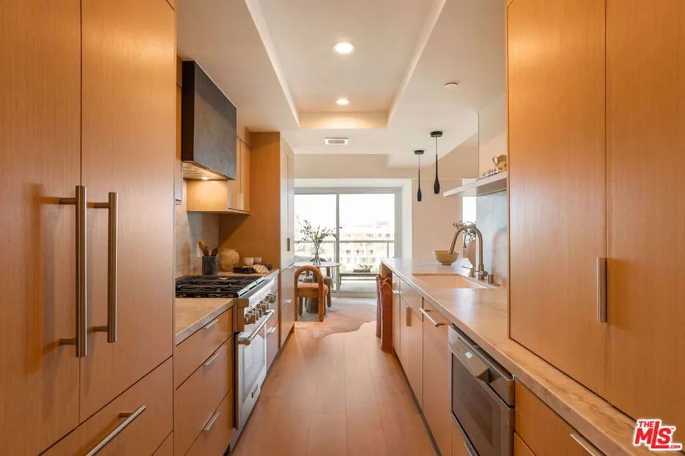 13600 Marina Pointe Drive #604 Marina del Rey, CA 90292