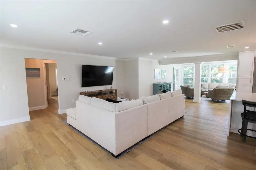 691 RUSSELL STREET Longboat Key, FL 34228