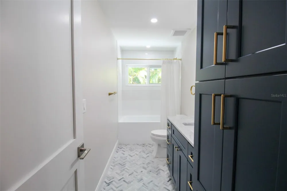 691 RUSSELL STREET Longboat Key, FL 34228